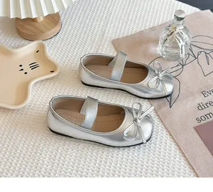 Detailansicht der silbernen Mädchen Mary Jane Schuhe mit Schleife und quadratischer Zehe