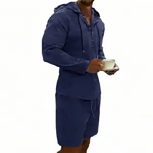 Vista lateral que muestra la textura de la camisa de lino azul marino con capucha y shorts