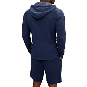 Detalle de la parte posterior del conjunto de lino azul marino para hombre con capucha