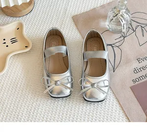 Detailansicht der silbernen Mädchen-Ballerinas mit einer schicken dekorativen Schleife