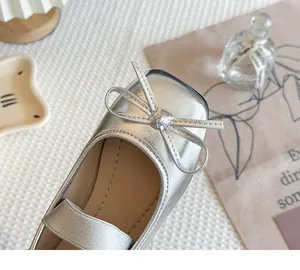 Nahaufnahme der silbernen Ballerinas für Mädchen mit Schleife und Metallic-Finish.