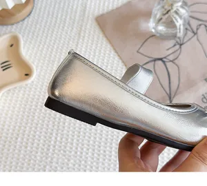 Nahaufnahme der silbernen französischen Ballerinas für Mädchen mit Seitendetails