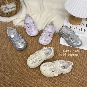 Vista detallada de zapatillas de malla transpirable para niñas en rosa y plata