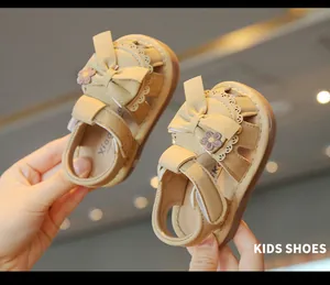 Weiche beige ausgehöhlte Babysandalen für Mädchen mit dekorativer Schleife und Sohle
