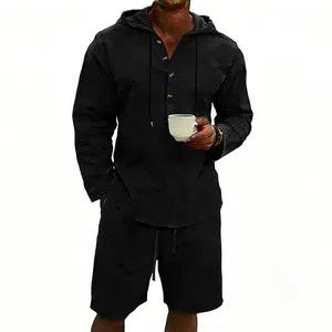 Vista detallada del conjunto de lino negro con camisa con capucha y pantalón corto
