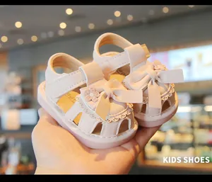 Detailansicht der rosa Prinzessinnen-Sandalen für Kleinkinder mit Schleifenverzierung