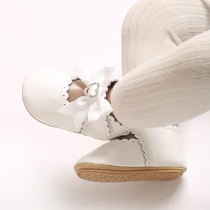 Weiße Babyschuhe für Mädchen mit eleganter Satinschleife und Strass-Herz-Anhänger
