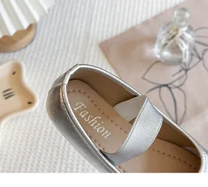 Detailansicht der silbernen Mädchenschuhe mit modischer Innensohle und Metallic-Finish.