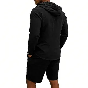Vista trasera de un conjunto casual de lino negro para hombre con camisa con capucha