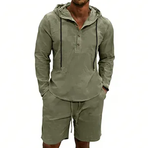 Vista detallada del conjunto transpirable de lino verde oliva para hombre con capucha y short