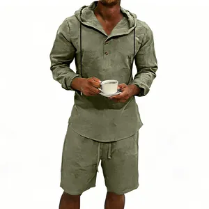Conjunto informal de lino para hombre con camisa con capucha y pantalón corto verde