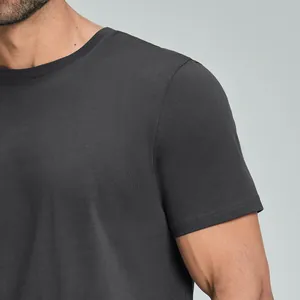 Primer plano de una camiseta de hombre de algodón orgánico gris oscuro con cuello redondo
