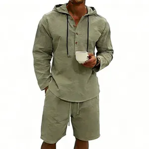 Detalle de calidad de conjunto casual de lino con capucha y pantalones cortos hombre