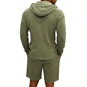 Vista trasera de un conjunto de sudadera con capucha y pantalones cortos verde militar