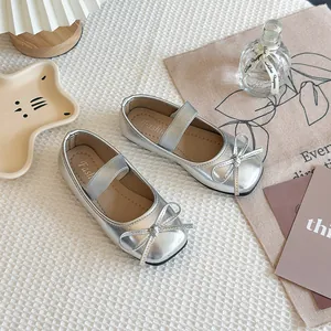 Elegante silberne Mädchen Ballerinas mit Schleife im schicken französischen Feen-Stil