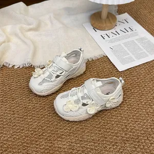 Zapatillas de malla transpirable blancas para niñas con flores y correas de velcro