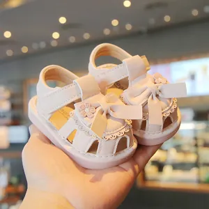 Atmungsaktive rosa Babysandalen für Mädchen mit Schleife und weicher Sohle.