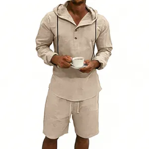 Vista detallada del conjunto masculino de camisa de lino beige con capucha y pantalones