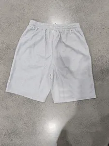 Gros plan détaillé de la texture en maille gaufrée gris clair sur short homme
