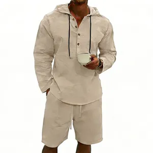 Vista detallada de conjunto casual de lino beige para hombre con sudadera y pantalón
