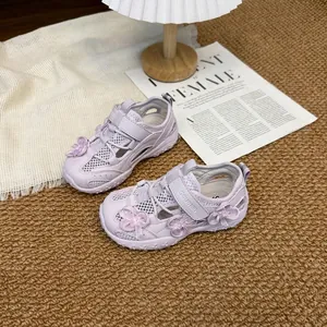 Zapatillas de malla lavanda para niñas con detalles florales en 3D y cierre de velcro