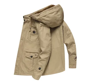 Vue latérale d'une veste à capuche kaki pour homme avec doublure polaire et poches
