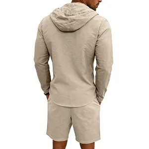 Vista trasera de un conjunto casual de lino beige para hombre con capucha y pantalones.