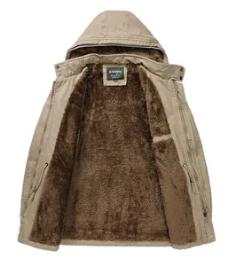 Vue détaillée de la doublure en polaire marron de la veste d'hiver kaki