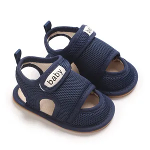 Detailansicht dunkelblauer atmungsaktiver Mesh-Babysandalen mit weichen Sohlen