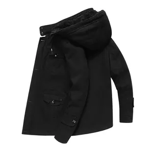 Gros plan d'un manteau d'hiver noir pour homme avec doublure polaire et poches