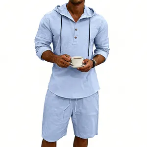 Conjunto de lino azul claro para hombre con camisa de manga larga con capucha y shorts