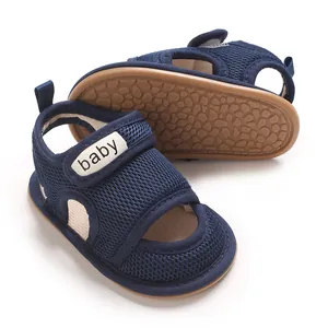 Detaillierte Ansicht der dunkelblauen Baby-Lauflernschuhe aus Mesh mit weicher Sohle