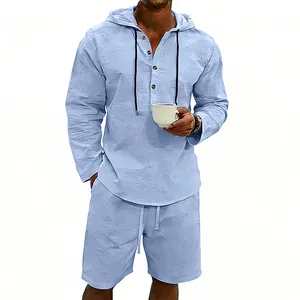 Vista detallada de un conjunto de camisa con capucha casual de lino azul claro y pantalones