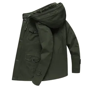 Vue détaillée d'une veste à capuche homme vert armée avec doublure polaire douce