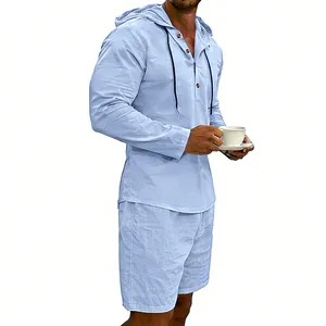 Elegante conjunto de hombre en lino azul claro transpirable con sudadera con capucha y corto