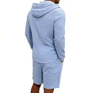 Vista trasera de un conjunto de sudadera y pantalón corto de lino azul claro, corte relajado.
