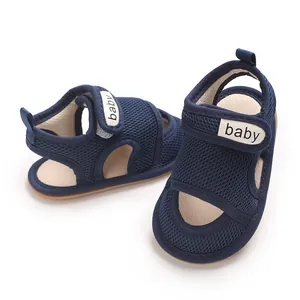 Nahaufnahme von dunkelblauen Baby-Lauflernschuhen aus Mesh mit weichen Sohlen.