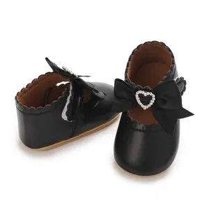 Detailansicht eleganter schwarzer Babyschuhe für Mädchen mit Herz-Strass-Schleifenschnalle
