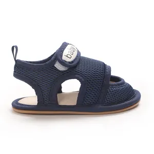 Seitenansicht des marineblauen Babylaufschuhs mit atmungsaktivem Mesh und Klettverschluss