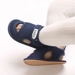 Detailansicht dunkelblauer atmungsaktiver Mesh-Babysandalen mit weichen Sohlen und Klettverschluss