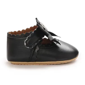 Detailansicht der schwarzen Baby-Prinzessinenschuhe mit weichen Sohlen und Schleife
