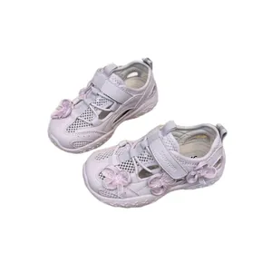 Zapatillas de malla lavanda para niñas con diseño floral transpirable y cierre velcro