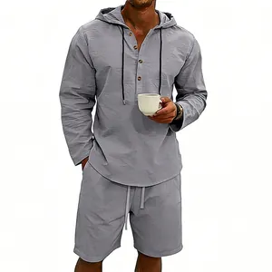 Vista detallada del conjunto de lino gris para hombre con sudadera y pantalones cortos