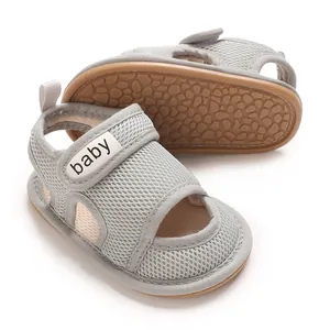 Detailansicht grauer atmungsaktiver Mesh-Babysandalen mit rutschfester Gummisohle