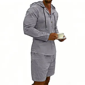 Conjunto casual de lino para hombre con camisa gris con capucha y pantalones cortos