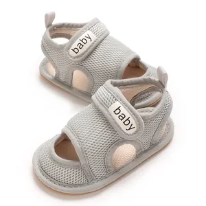 Detailansicht grauer atmungsaktiver Baby-Sandalen aus Mesh mit weicher Sohle für den Sommer