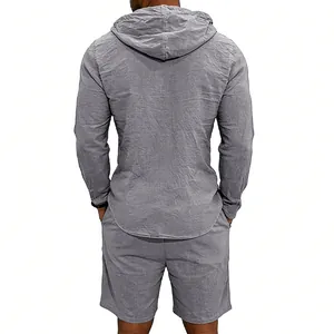 Vista trasera de conjunto casual de lino gris con capucha y pantalón corto para hombre