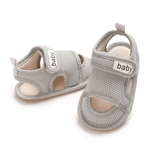 Atmungsaktive graue Mesh-Babysandalen mit weichen Sohlen und praktischem Klettverschluss