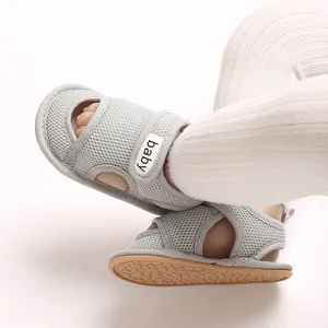 Detail von atmungsaktiven grauen Mesh-Babysandalen mit weichen Antirutschsohlen