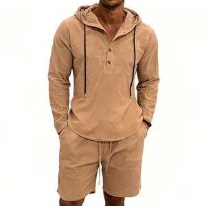 Primer plano de conjunto de lino camel para hombre con camisa con capucha y pantalones